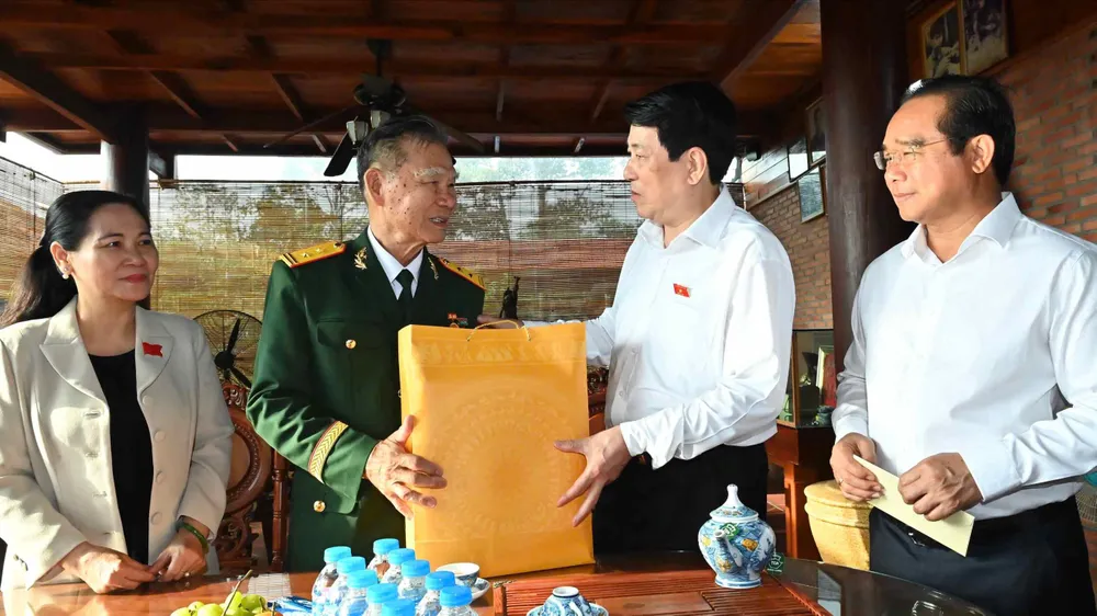 Chủ tịch nước Lương Cường thăm Anh hùng Lực lượng vũ trang nhân dân Tô Văn Đực