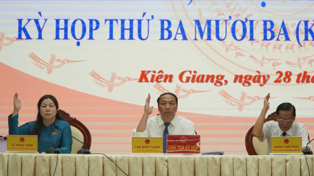 Đại biểu HĐND biểu quyết thông qua các nghị quyết