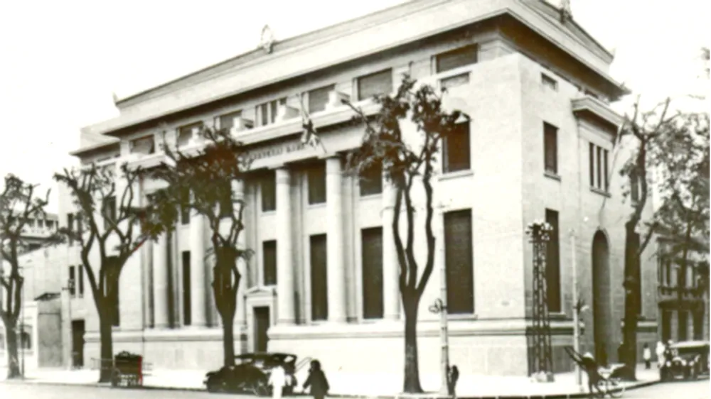 Tòa nhà Ngân hàng HSBC của Anh thập niên 1930 tại góc Bến Chương Dương-Hồ Tùng Mậu, nay do Ngân hàng Nhà nước quản lý. Ảnh: TƯ LIỆU