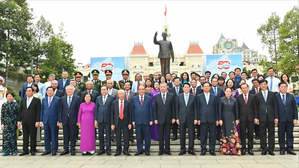 Tổng Bí thư Tô Lâm dâng hương tưởng nhớ Chủ tịch Hồ Chí Minh