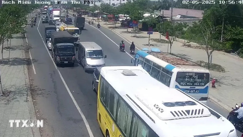 Cầu Rạch Miễu ùn ứ, trạm thu phí liên tục xả trạm