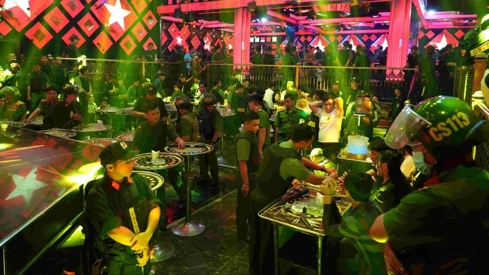 Lực lượng cảnh sát kiểm tra quán bar Paris Night Club