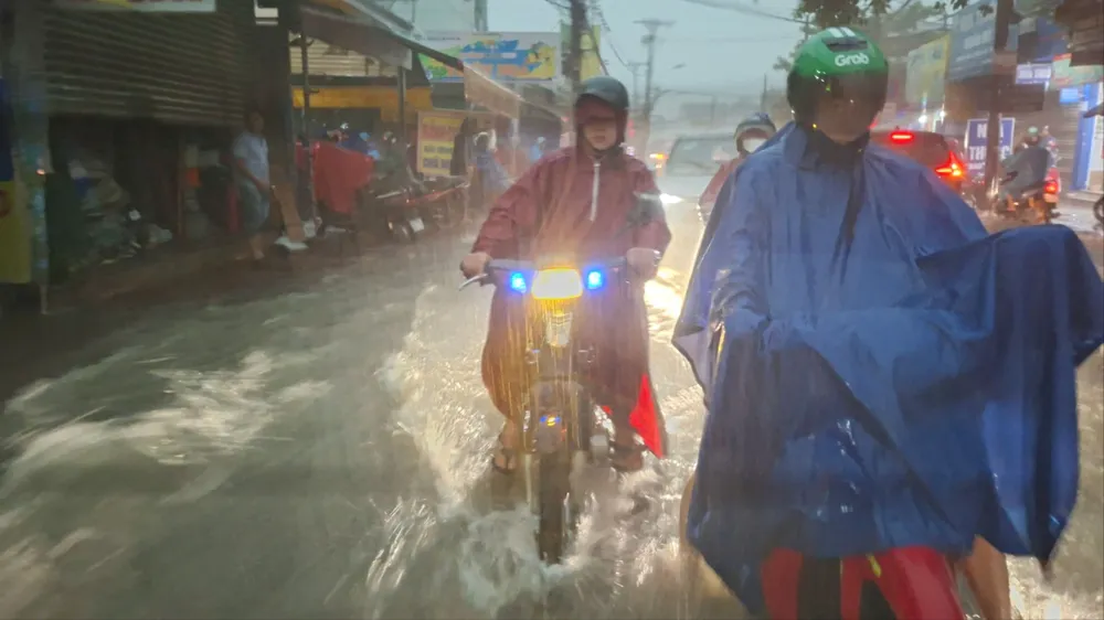 TPHCM và khu vực Nam bộ: Mưa to còn kéo dài đến ngày 14-5