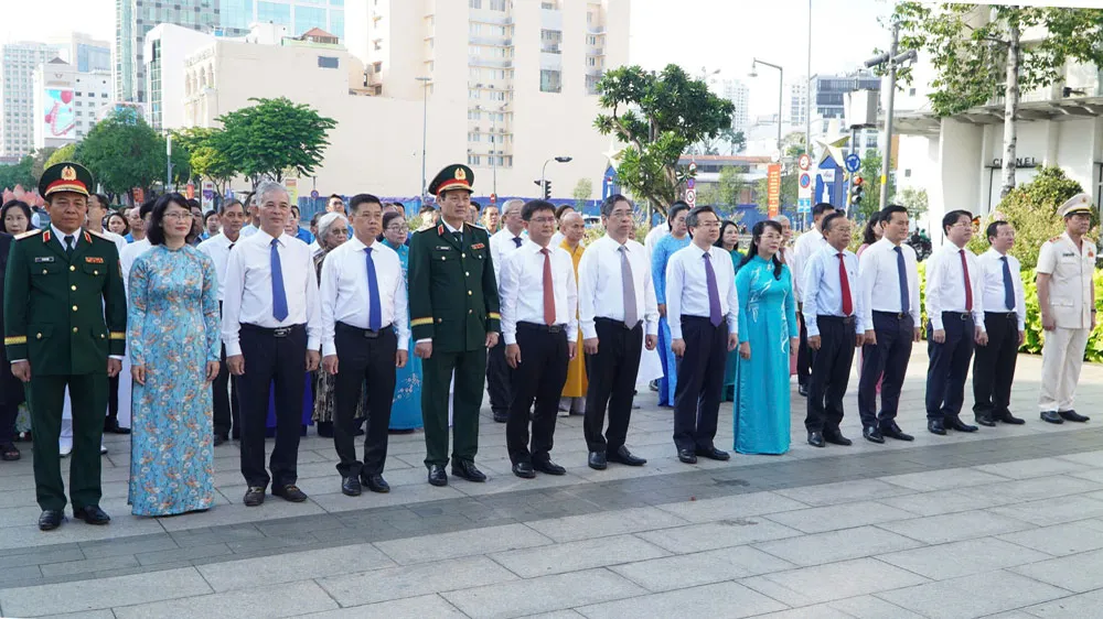 Đoàn đại biểu TPHCM dâng hương, dâng hoa Chủ tịch Hồ Chí Minh