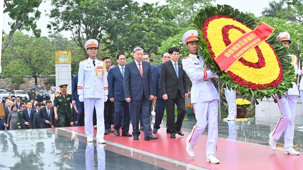 Lãnh đạo Đảng, Nhà nước vào Lăng viếng Chủ tịch Hồ Chí Minh. Ảnh: QUANG PHÚC 