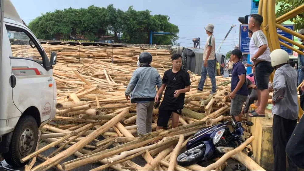 Lật xe đầu kéo đè người đi đường tử vong