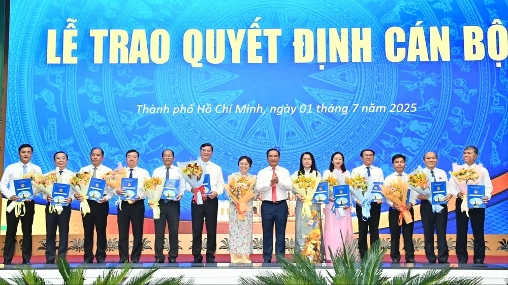 Chủ tịch UBND TPHCM yêu cầu cán bộ biến cơ chế “xin – cho” thành cơ chế phục vụ