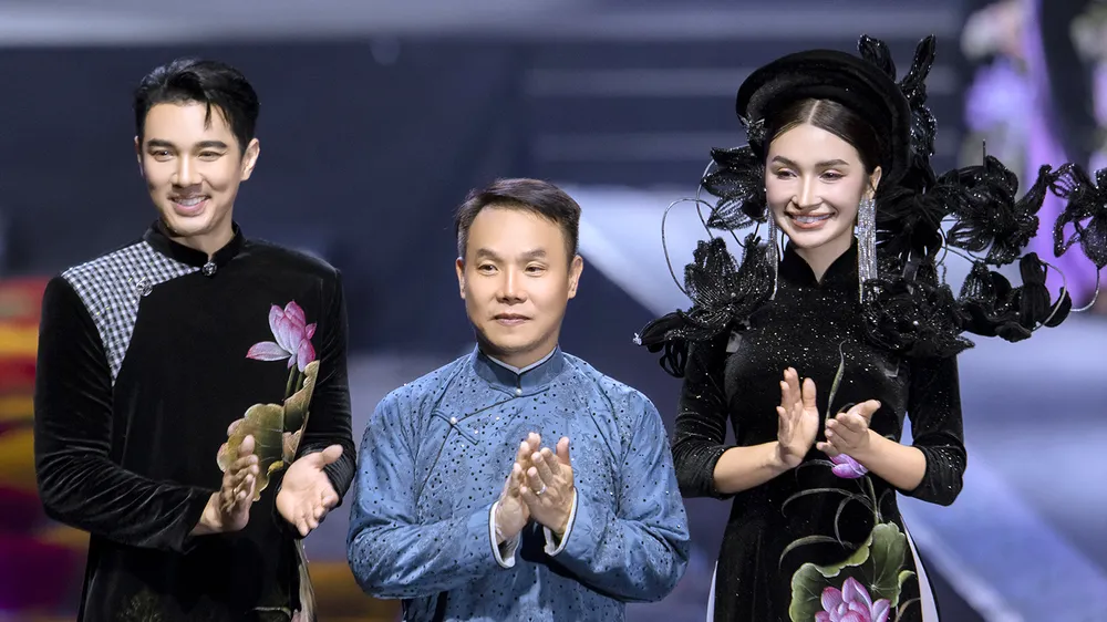 NTK Nguyễn Việt Hùng (giữa) gửi tình yêu đến Huế qua các bộ sưu tập mới