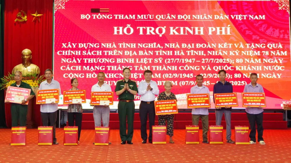 Bộ Tổng Tham mưu QĐND Việt Nam trao hỗ trợ xây nhà tình nghĩa, nhà đại đoàn kết tại Hà Tĩnh 