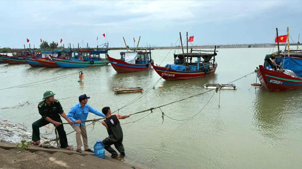 Lực lượng Đồn Biên phòng Lạch Kèn hỗ trợ ngư dân neo đậu tàu thuyền tại cảng cá Xuân Hội, Hà Tĩnh