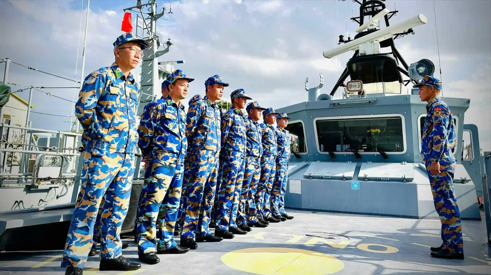 Đại tá Trương Tất Thắng, Phó Bí thư Đảng ủy, Hải đoàn trưởng tặng quà cho các kíp tham gia diễu binh, diễu hành trên biển. Ảnh: VŨ HÙNG