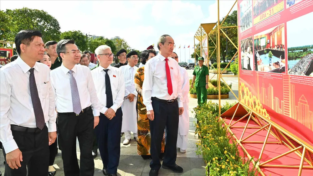 Khai mạc triển lãm ảnh "Vinh quang 80 năm Quốc hội Việt Nam"