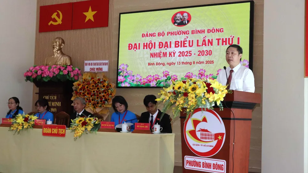Phó Trưởng Ban Thường trực Ban Tuyên giáo và Dân vận Thành ủy TPHCM Dương Anh Đức tặng hoa của Thành ủy - HĐND - UBND - Ủy ban MTTQ Việt Nam TPHCM chúc mừng đại hội