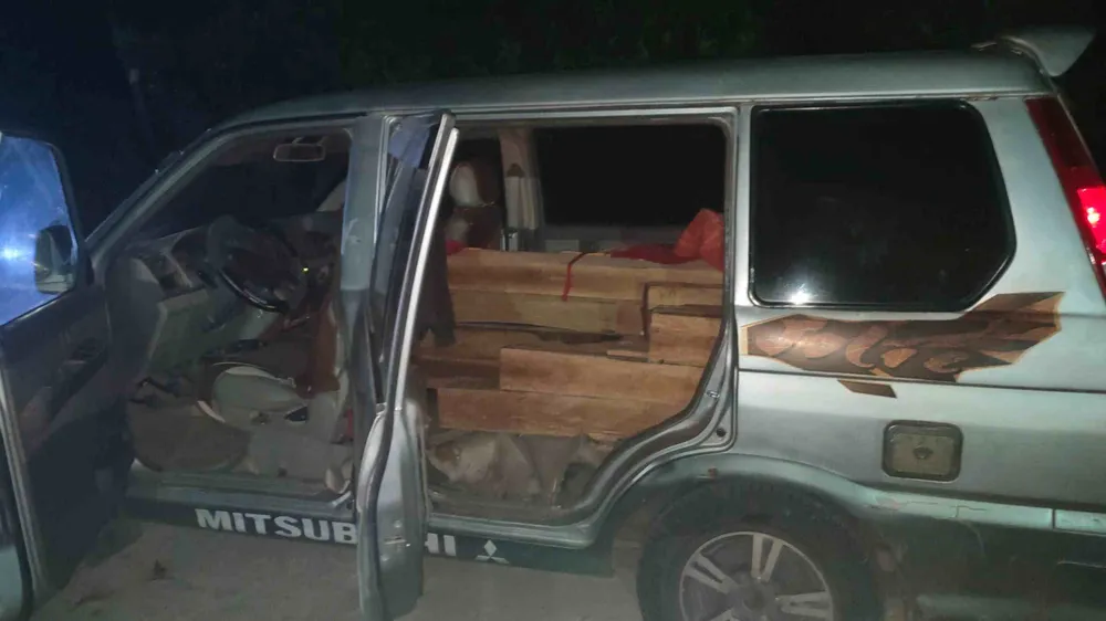 Truy đuổi xe ô tô 7 chỗ chở 21 hộp gỗ “lậu”