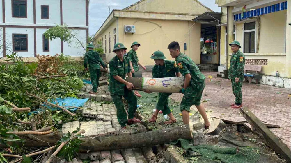 Lực lượng Bộ đội Biên phòng Hà Tĩnh giúp các trường học khắc phục hậu quả bão số 5