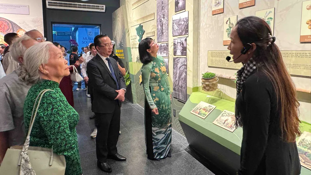 Bà Trần Thị Diệu Thúy, Phó Chủ tịch UBND TPHCM trao Cờ truyền thống của UBND thành phố cho đại diện Bảo tàng Chứng tích Chiến tranh. ẢNH: VĂN HÀ.