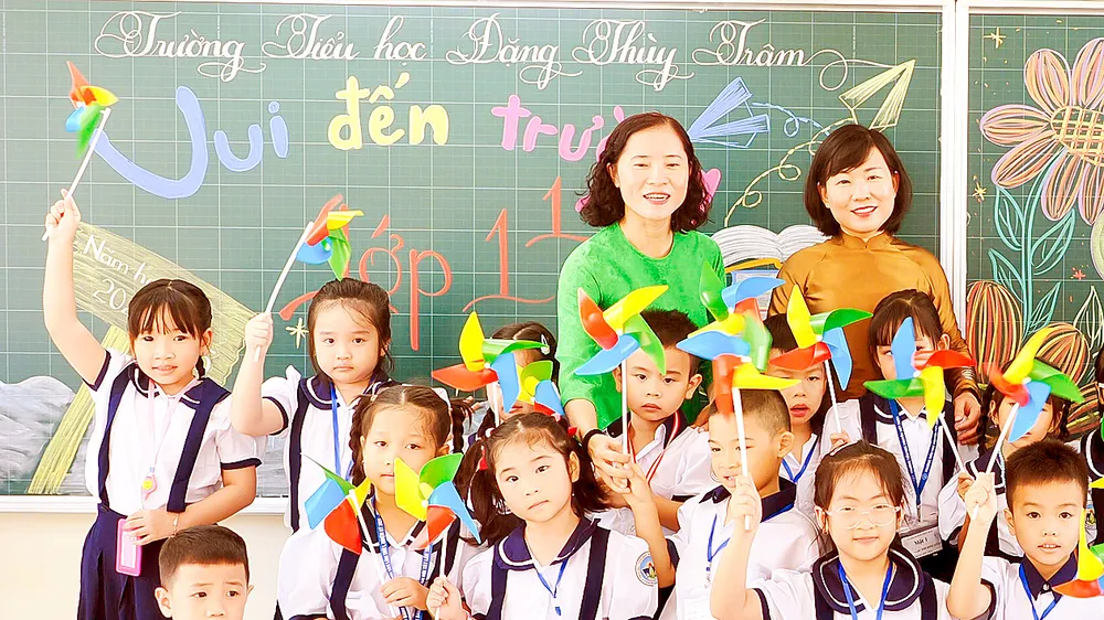 Cô trò Trường Tiểu học Đặng Thùy Trâm, phường An Hội Tây, TPHCM. Ảnh: HOÀNG HÙNG