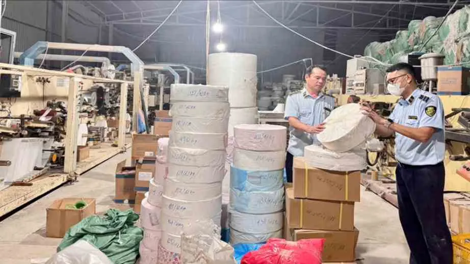 Triệt phá cơ sở sản xuất tã, băng vệ sinh giả