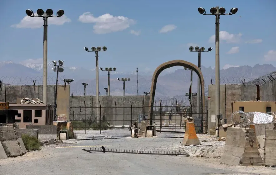 Cánh cổng của căn cứ không quân Bagram, năm 2021. Ảnh: AP