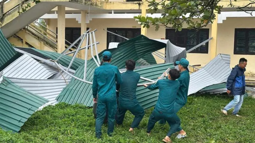 1 người chết và 4 người mất tích khi tâm bão sắp đổ bộ miền Trung