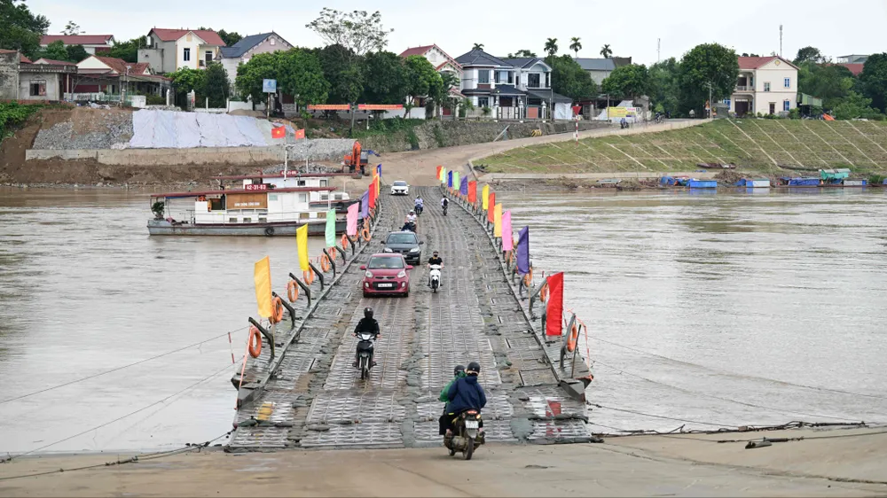 Kết thúc vận hành cầu phao Phong Châu