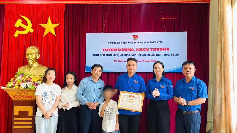 Phó Chủ tịch Ủy ban MTTQ Việt Nam tỉnh Hà Tĩnh, Bí thư Tỉnh đoàn Hà Tĩnh Nguyễn Ny Hương cùng lãnh đạo đoàn thể địa phương trao bằng khen cho anh Hồ Quốc Hiệu