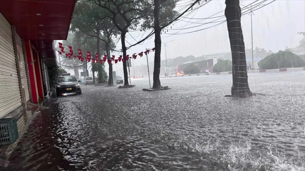 Mưa lớn gây ngập diện rộng ở Hà Nội sáng 7-10