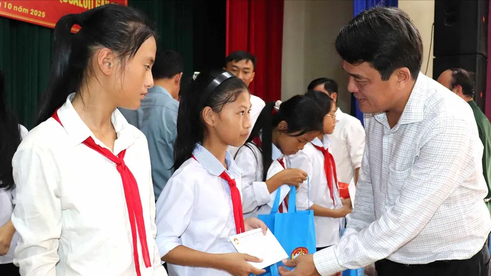 Phó Chủ tịch Ủy ban MTTQ Việt Nam TPHCM, Chủ tịch Liên đoàn Lao động TPHCM Bùi Thanh Nhân trao quà đến học sinh khó khăn tại tỉnh Hà Tĩnh. Ảnh: THÁI PHƯƠNG