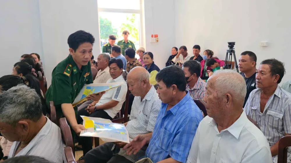 Đồn Biên phòng Phước Hải phát tờ rơi có in tọa độ và thông tin các công trình dầu khí trên biển cho ngư dân