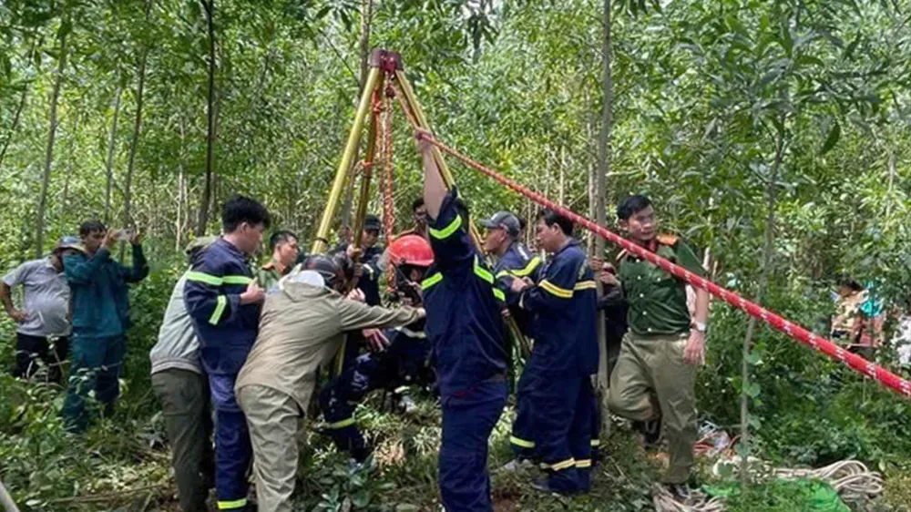 Giải cứu người đàn ông rơi xuống giếng hoang giữa rừng 