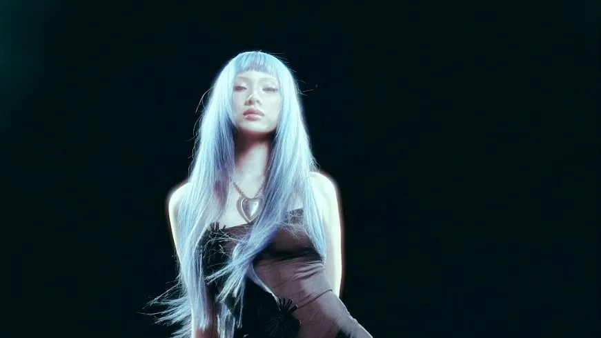 Mỹ Mỹ ra mắt album đầu tay “Burning blue”