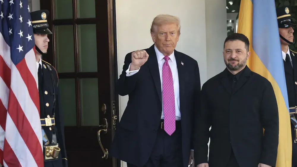Tổng thống Mỹ Donald Trump chào đón Tổng thống Volodymyr Zelensky tại Washington, D.C., ngày 17-10-2025. Ảnh: GETTY IMAGES 