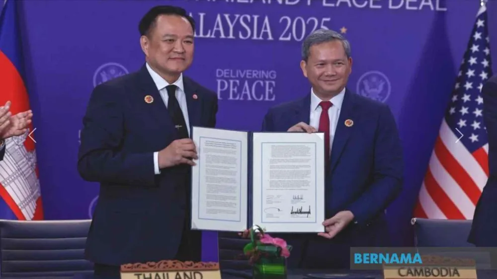 Thủ tướng Thái Lan và Thủ tướng Campuchia ký tuyên bố chung về thỏa thuận hòa bình. Ảnh: BERNAMA 