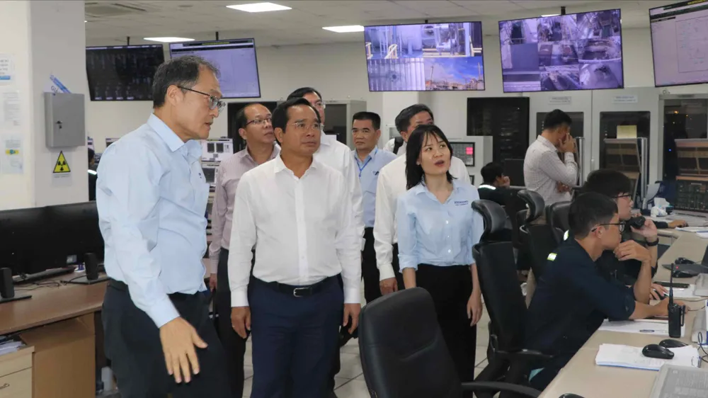 Đoàn công tác tham quan cảng chuyên dụng xuất nhập LPG.