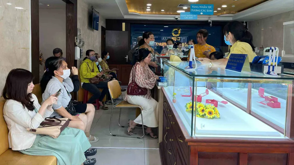 Người dân mua vàng tại một cửa hàng vàng