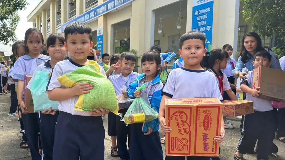 Quảng Ngãi: Học sinh bỏ heo đất ủng hộ người dân vùng bão lũ