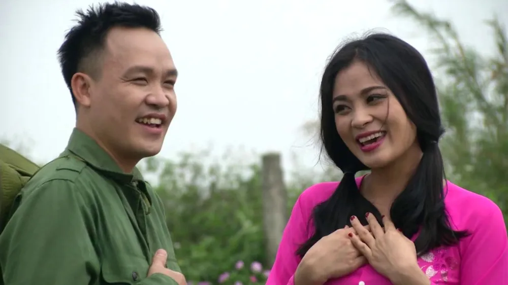 Ca sĩ Giáp Thịnh và Chu Hoài Phương song ca ca khúc "Ngày mai anh lên đường". Ảnh: THQPVN