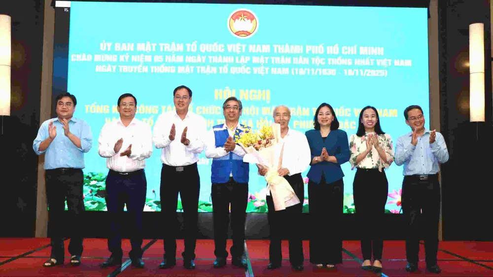 Lấy nhân dân làm trung tâm, chủ thể, mục tiêu và động lực của đổi mới