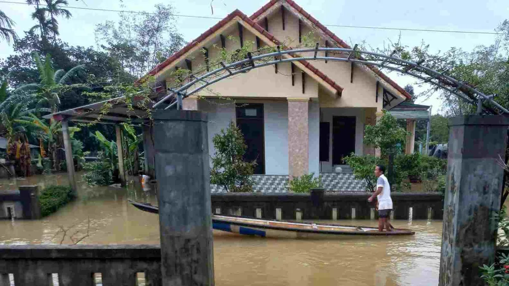 Mưa lớn gây ngập úng nhiều tuyến đường ở phường Hóa Châu, TP Huế 