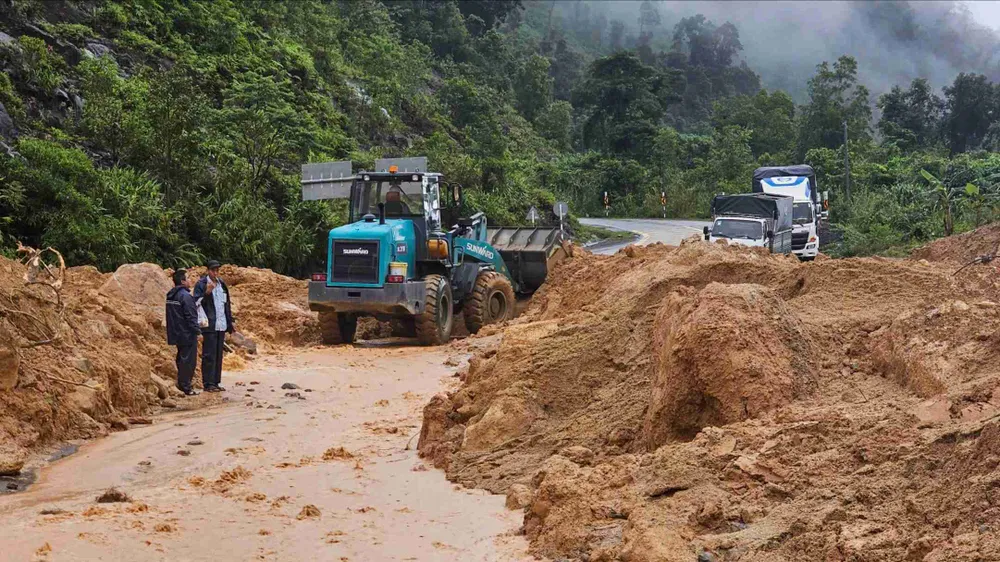 Khánh Hòa: Nổ mìn phá hàng trăm m³ đất đá sạt lở trên đèo Khánh Lê