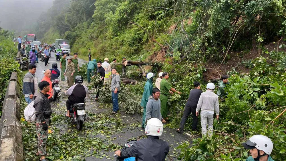 Sau thời gian khắc phục các vị trí sạt lở, đèo Ngoạn Mục đã thông xe trở lại