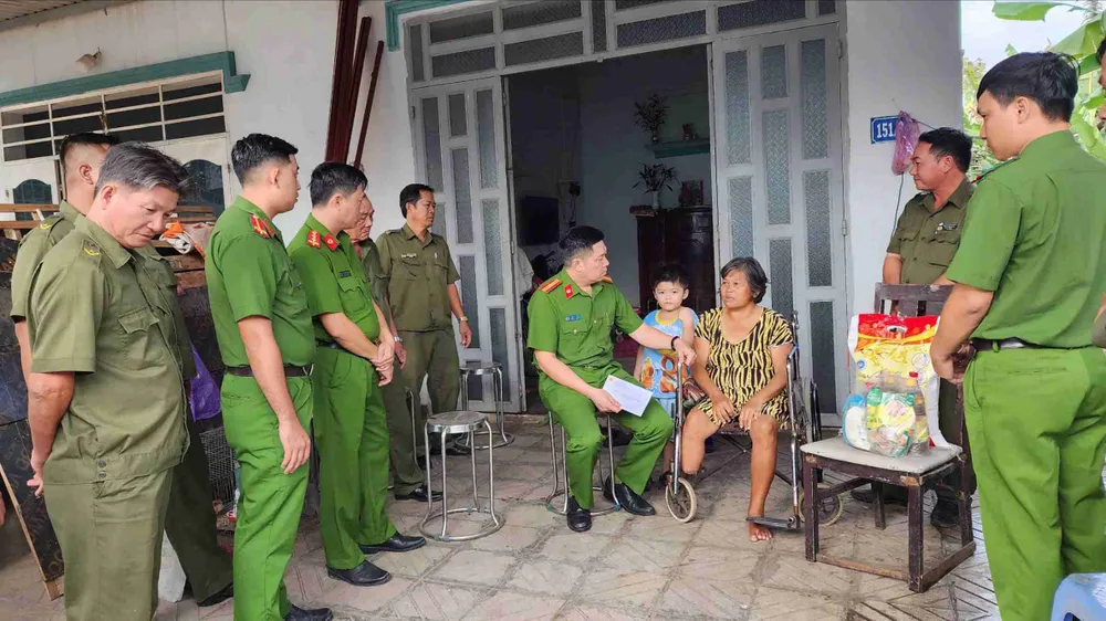 Công an xã Phú Giáo tặng quà người dân khó khăn