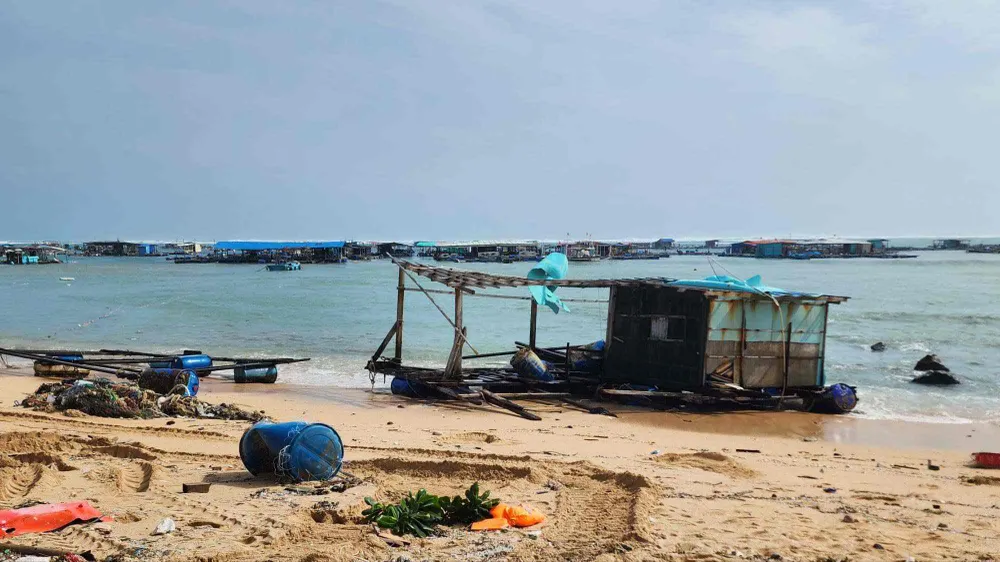 Lồng bè nuôi trồng thủy sản của người dân đặc khu Phú Quý bị hư hỏng