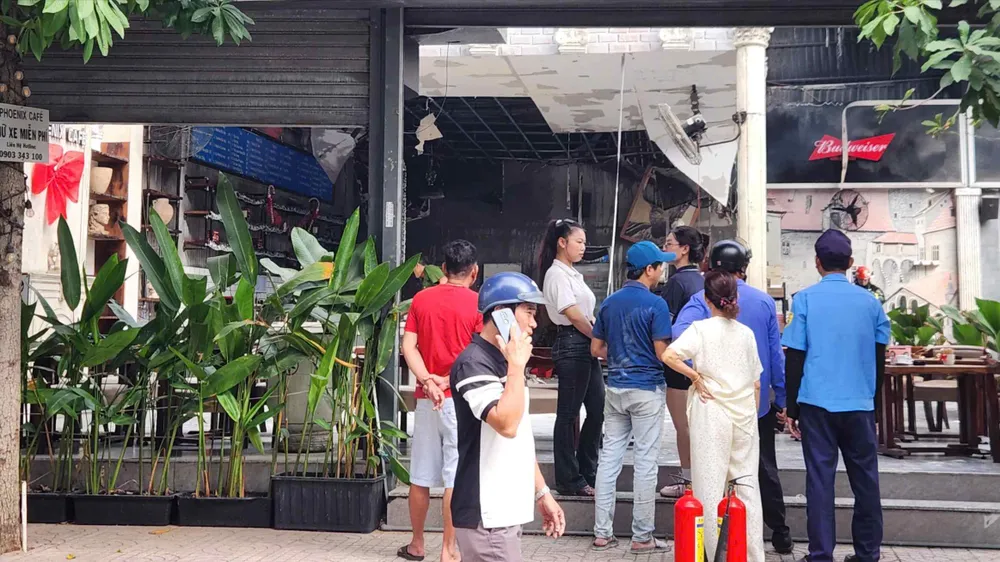 Cháy quán cà phê, hàng chục người tháo chạy