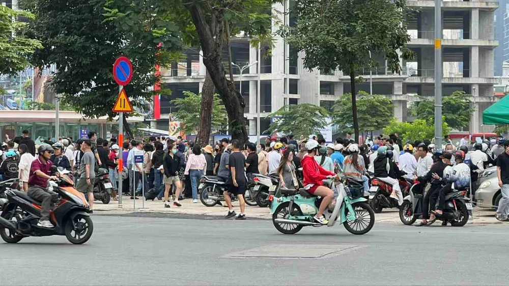 Kiến nghị giữ xe tạm tại khu vực sân khấu Sen Hồng phục vụ khách đi Metro số 1