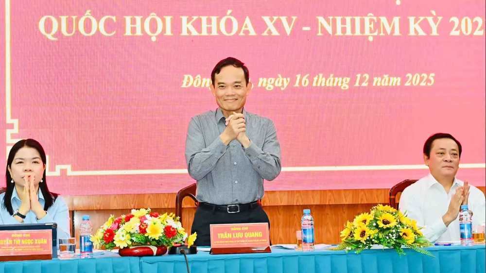 Bí thư Thành ủy TPHCM Trần Lưu Quang tiếp xúc cử tri phường Đông Hòa