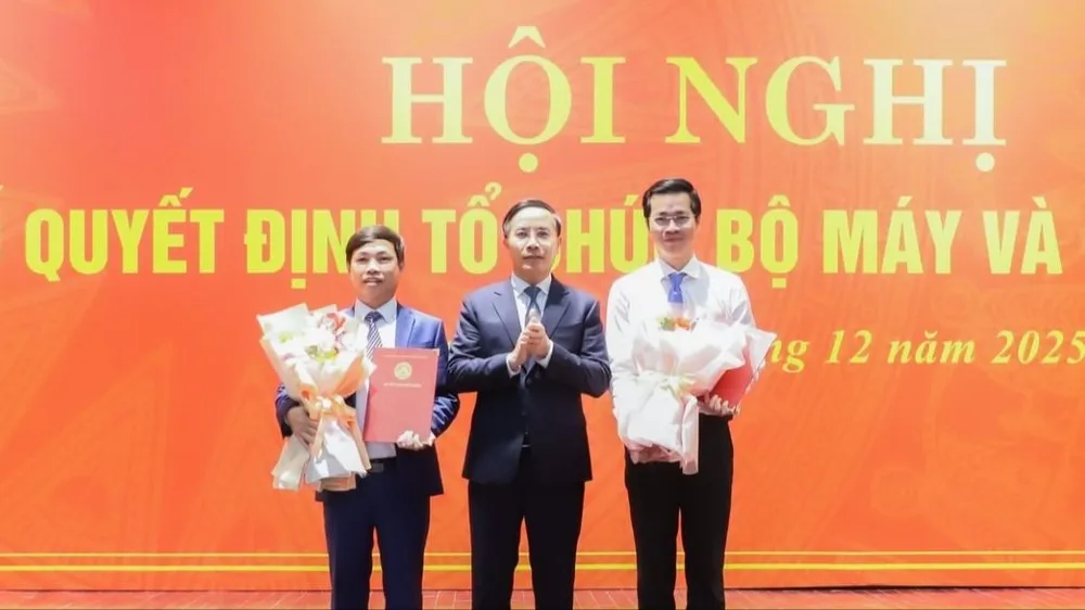 Ông Phạm Đức Ấn, Chủ tịch UBND TP Đà Nẵng, trao Quyết định sáp nhập các ban quản lý dự án