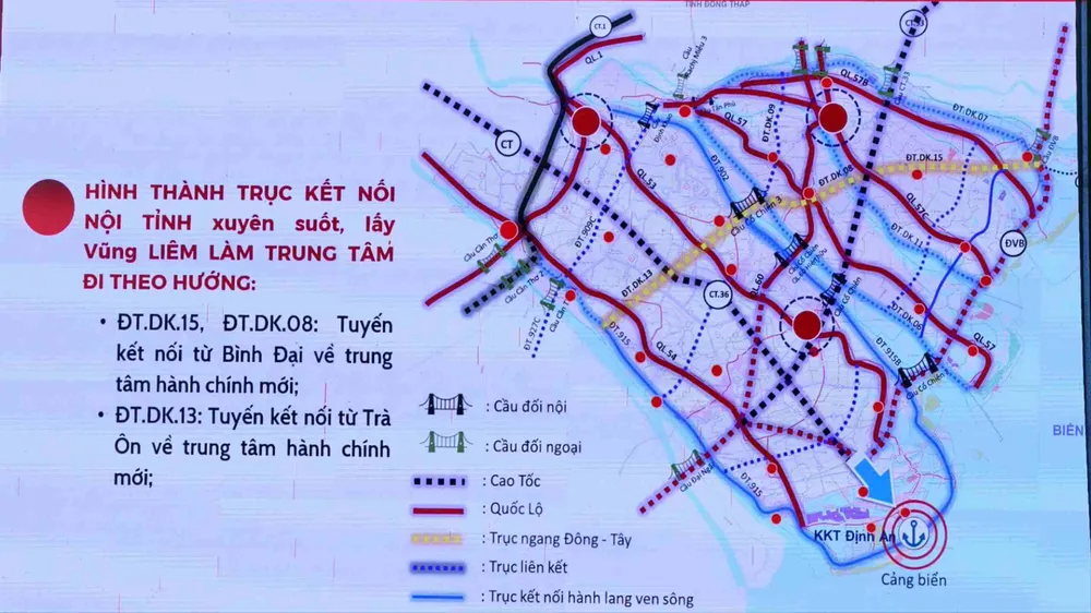 Ông Nguyễn Minh Dũng, Chủ tịch HĐND tỉnh Vĩnh Long phát biểu tại kỳ họp. Ảnh: TÍN HUY