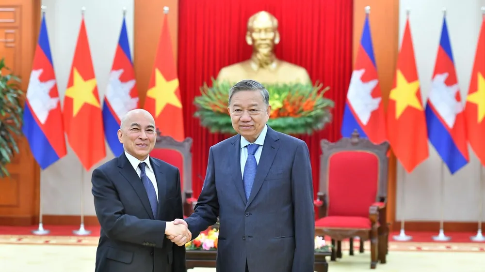 Quốc vương Norodom Sihamoni đón Chủ tịch nước Tô Lâm năm 2024. Ảnh: TTXVN.