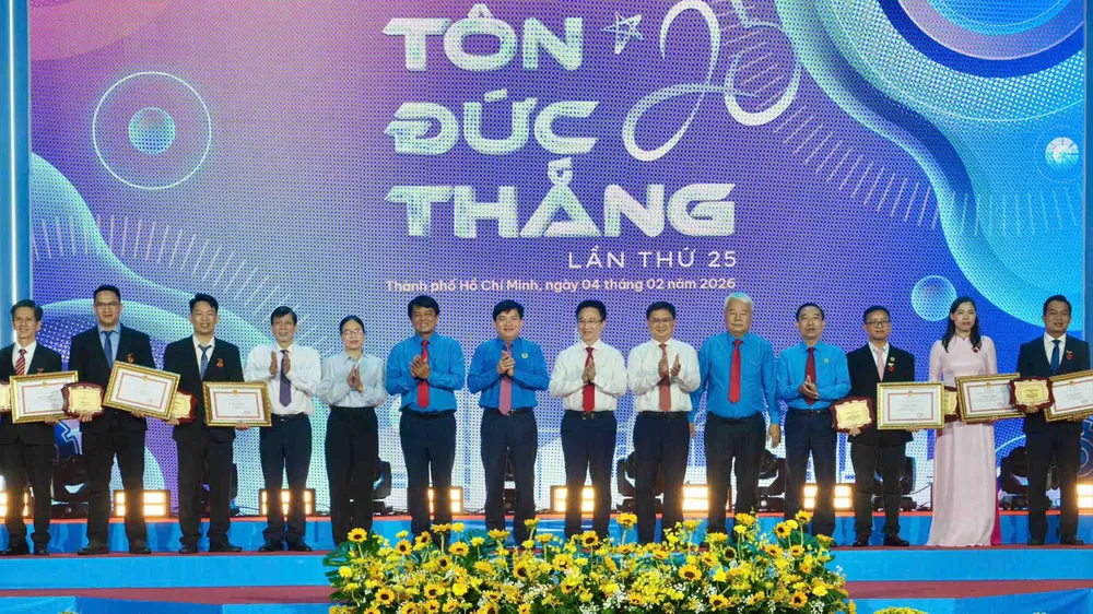 Đồng chí Nguyễn Xuân Hùng và đồng chí Đặng Minh Thông chúc mừng gương đạt Giải thưởng Tôn Đức Thắng lần thứ 25. Ảnh: HOÀNG HÙNG